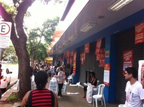 Liquidação leva consumidor à fila durante madrugada em Maringá